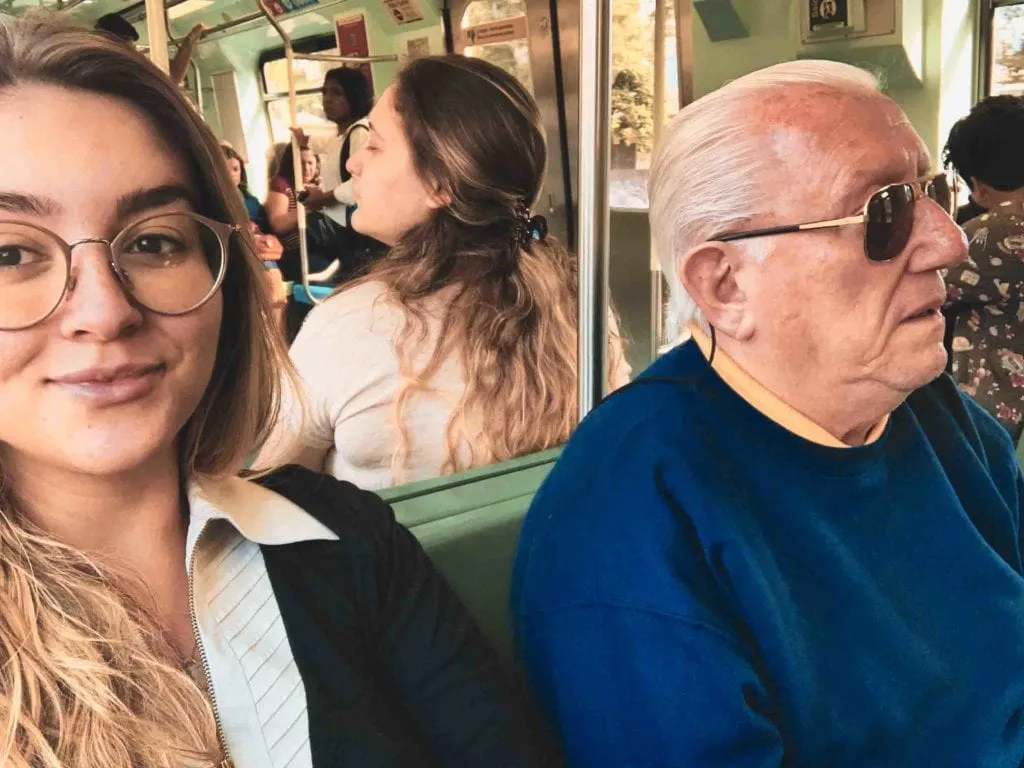 Bilionário Luiz Barsi com sua filha, Louise Barsi, no metrô em SP